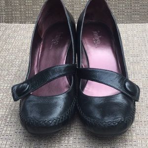 Super cute comfy heels with great toe room,